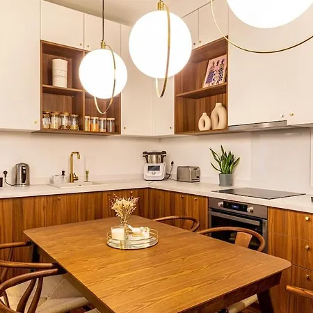 Chic Parisian Haven: Designer In The Heart Of باريس