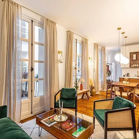 شقة Chic Parisian Haven: Designer In The Heart Of